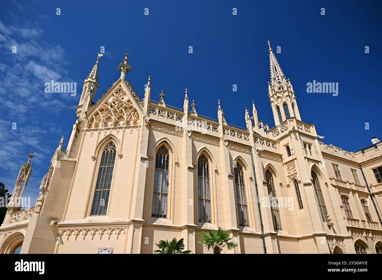 Schloss Lednice mit wunderschönen Gärten und Parks an sonnigen Sommertagen. Lednice-Valtice Landschaft, südmährische Region. UNESCO W Stockfoto