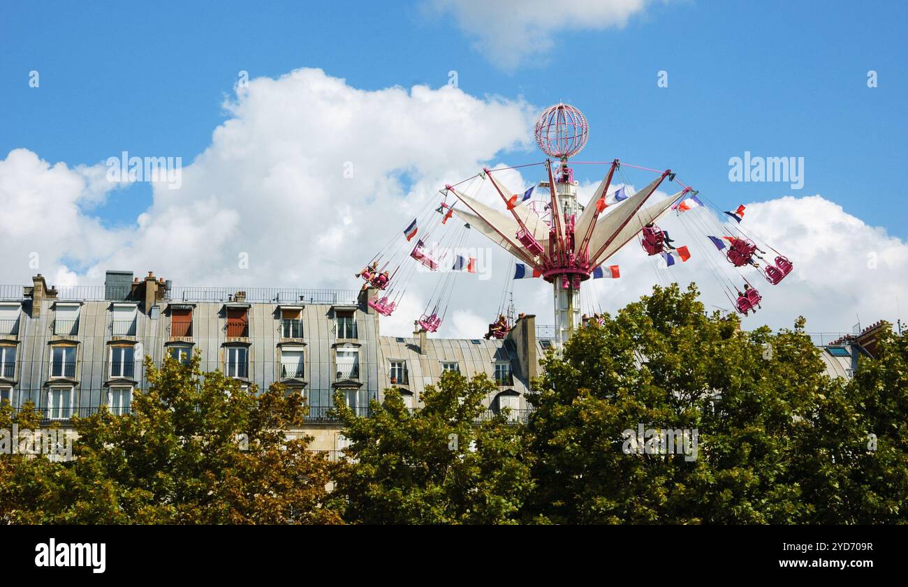 Karussell mit französischer Flagge im Tuileriegarten. Paris, Frankreich. Stockfoto