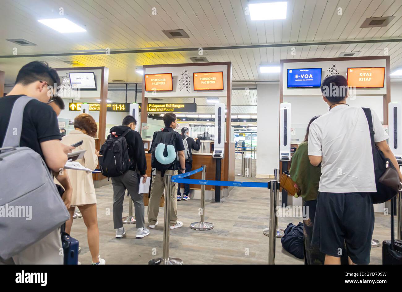 Touristen an den Einwanderungsständen, Visa bei Ankunft voa, ausländischer Pass, Ankunftsterminal CGK Soekarno-Hatta International Airport Jakarta Indonesien Stockfoto
