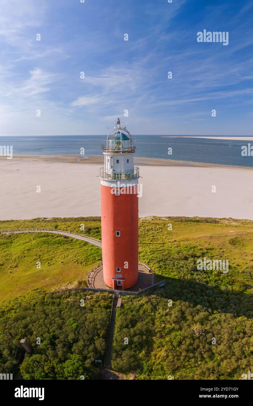Der berühmte rote Leuchtturm von Texel Niederlande, Ein atemberaubender Blick aus der Luft auf einen einsamen Leuchtturm, der hoch auf dem Sandstrand steht Stockfoto