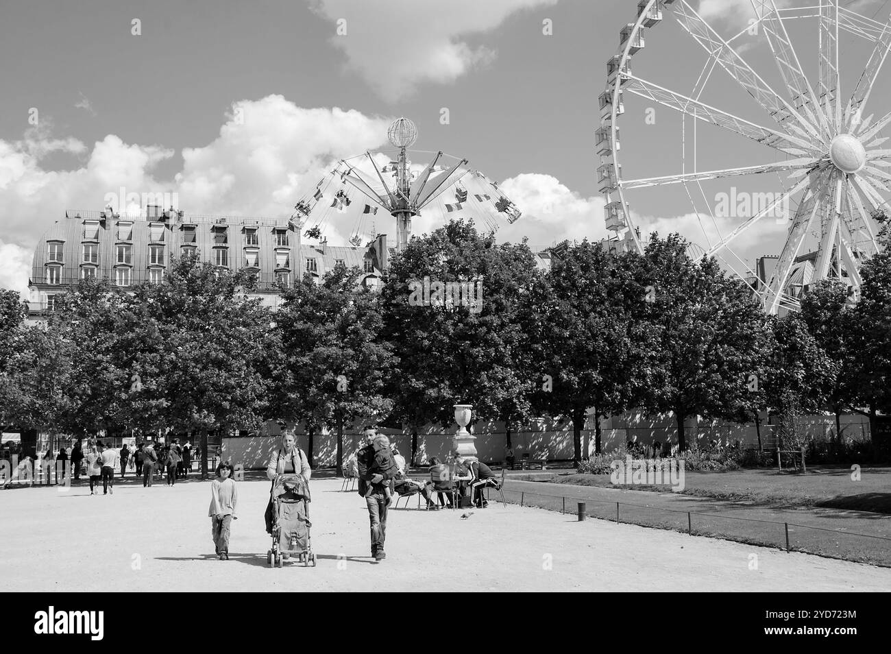 PARIS, FRANKREICH - 23. AUGUST 2014: Garten der Tuilerien mit Karussell, verziert mit französischen Fahnen und Riesenrad im Hintergrund. Der Tuilerien-Garten wurde Stockfoto