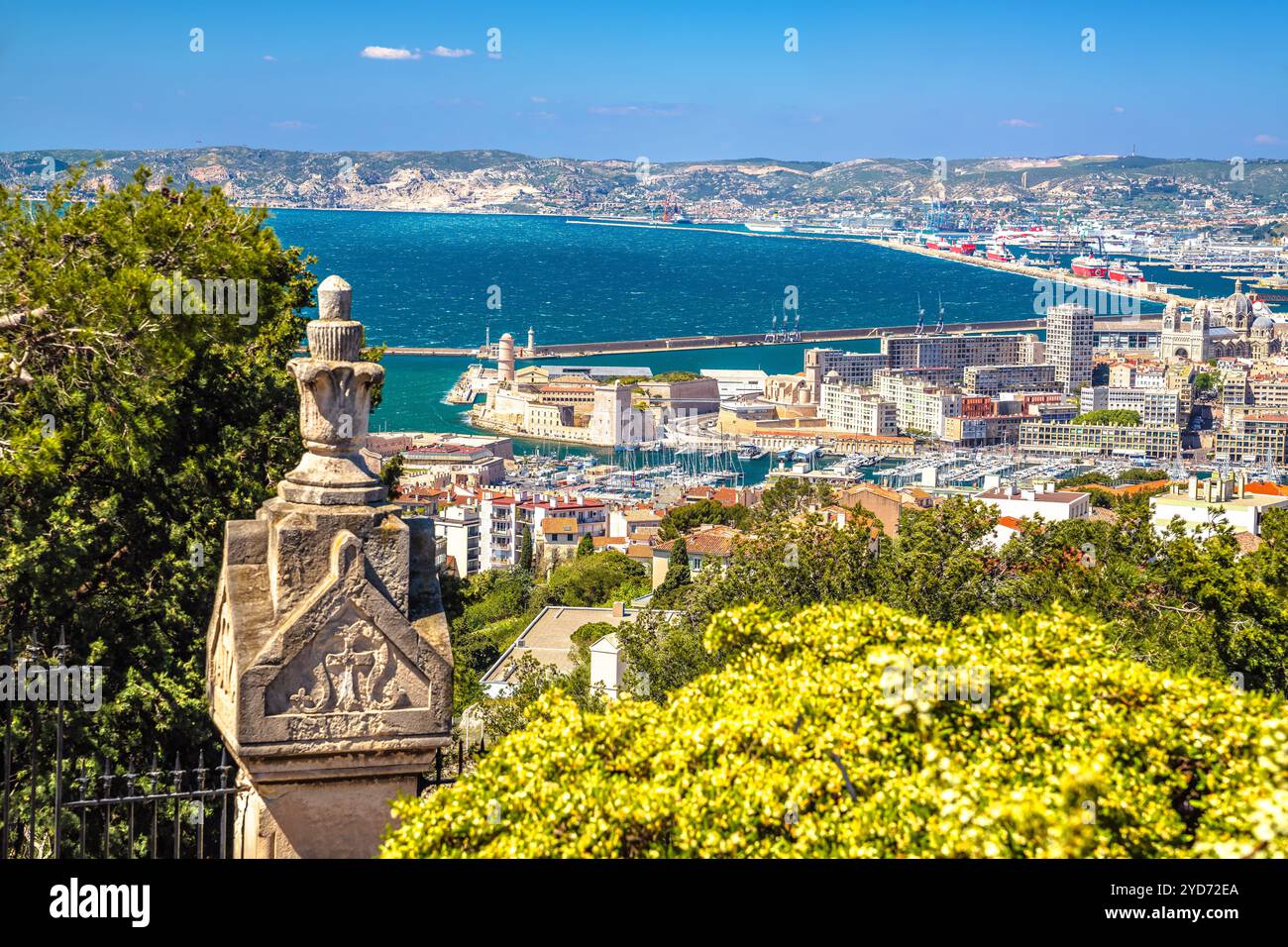 Die Stadt Marseille bietet Blick auf das Wasser und den Hafen vom Hügel Stockfoto