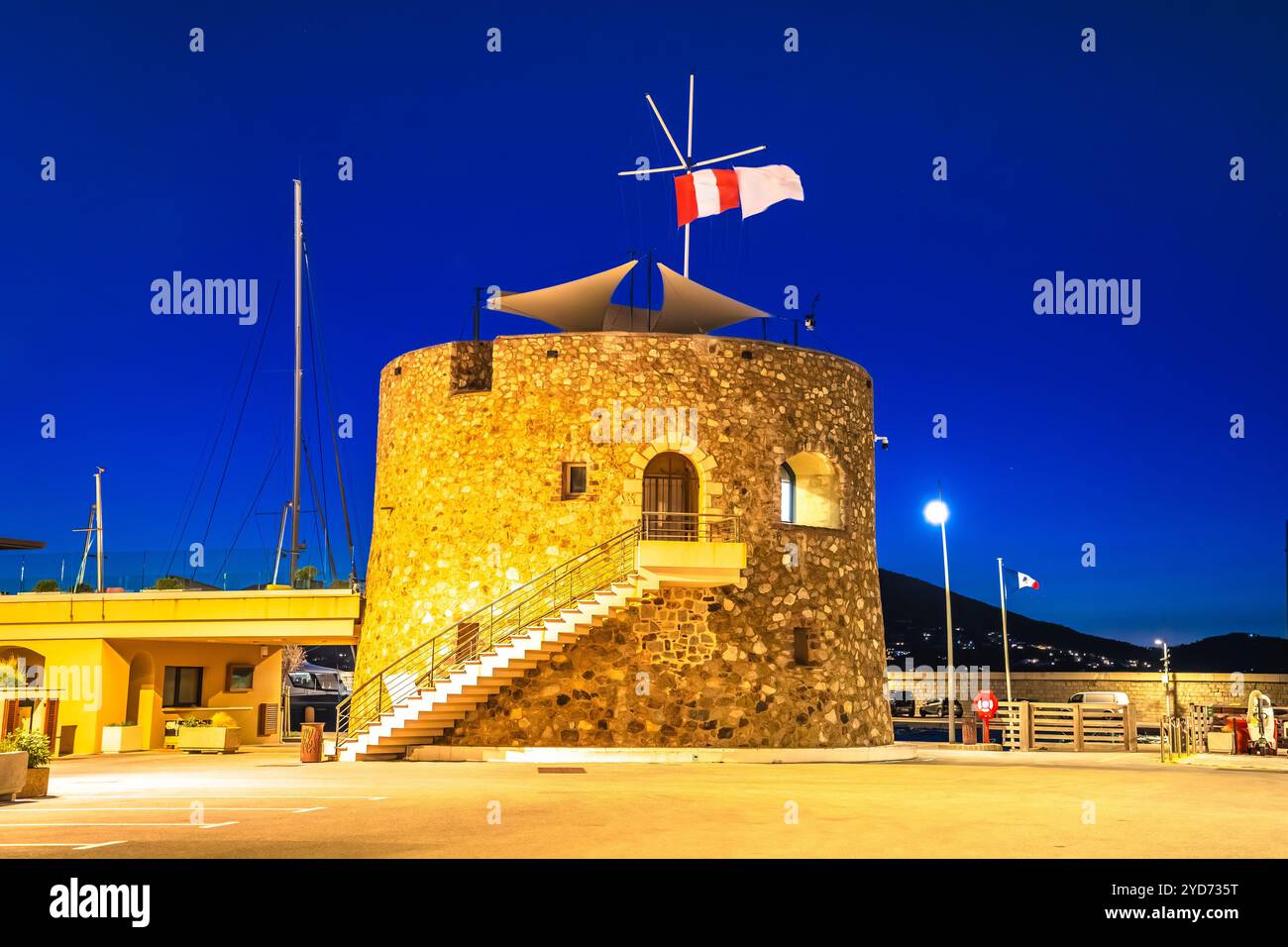 Saint Tropez Dorf Yachting Hafen Turm Abendblick, berühmtes Touristenziel Stockfoto