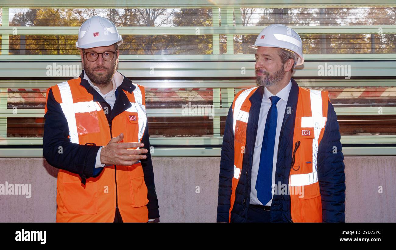 Hamburg, Deutschland. Oktober 2024. Hamburgs Verkehrsminister Anjes Tjarks (Alliance90/Grüne, l) und Ahrensburgs Bürgermeister Eckard Boege (SPD) stehen bei der Vorstellung der ersten transparenten Bahnlärmbarriere zusammen. Quelle: Markus Scholz/dpa/Alamy Live News Stockfoto
