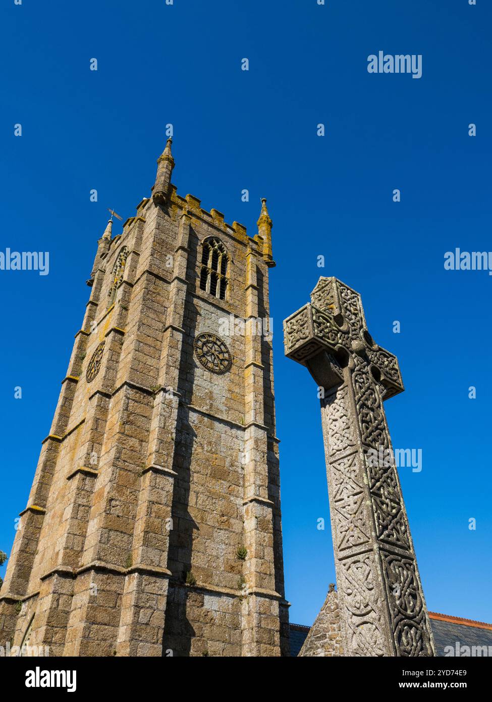 Celtic Cross und St. Ia's Parish Church, St Ives, Cornwall, England, Vereinigtes Königreich, GB Stockfoto