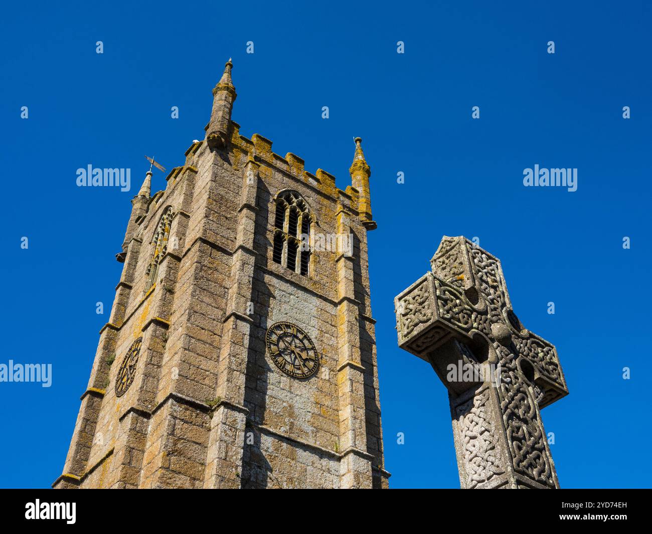 Celtic Cross und St. Ia's Parish Church, St Ives, Cornwall, England, Vereinigtes Königreich, GB Stockfoto