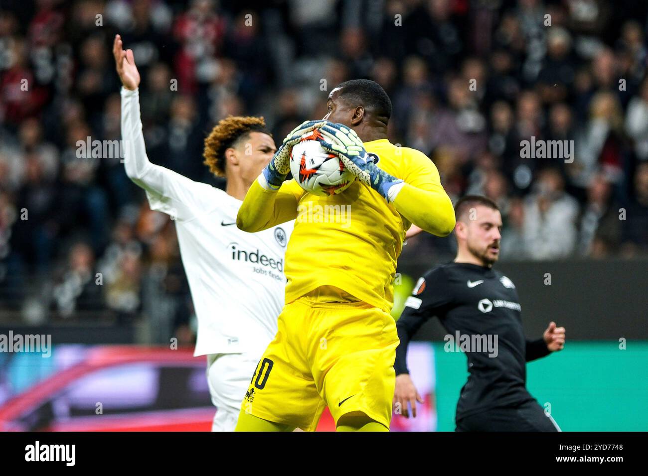 Frankfurt, Deutschland. Oktober 2024. Fabrice Ondoa (Rigas FS, #40) am Ball, dahinter Hugo Ekitike (Eintracht Frankfurt, #11), GER, Eintracht Frankfurt gegen Rigas FS, Fussball, UEFA Europa League, 3. Spieltag, Spielzeit 2024/25, 24.10.2024. Foto: Eibner-Pressefoto/Florian Wiegand Credit: dpa/Alamy Live News Stockfoto