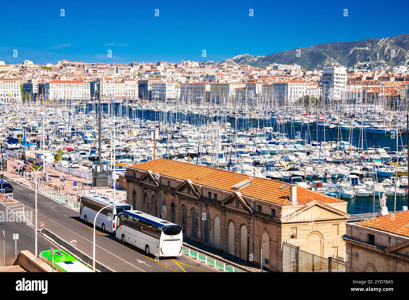 Stadt Marseille mit Blick auf das Wasser und den Hafen Stockfoto