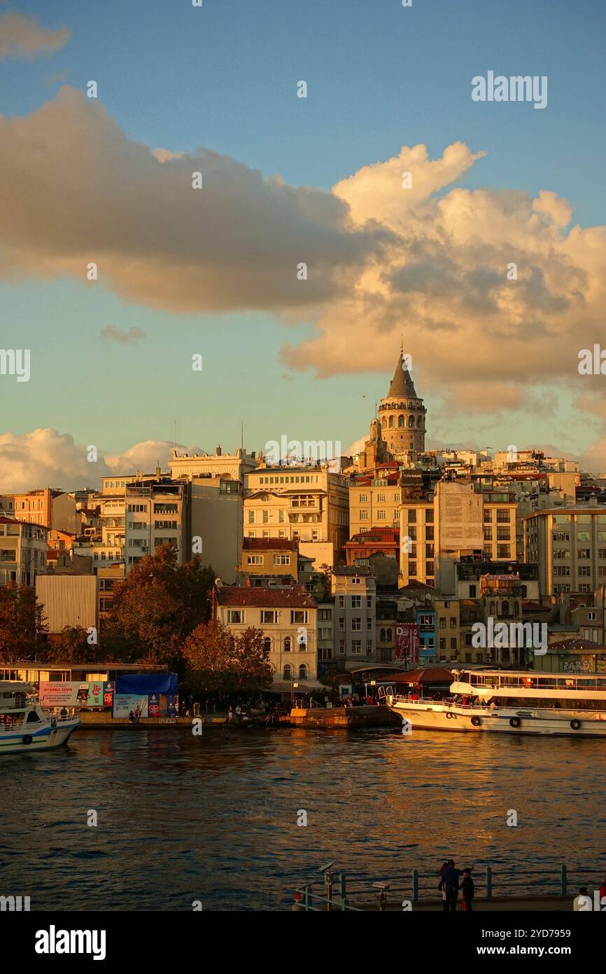 Galata Tower Sonnenuntergang von der Galata Brücke in Istanbul Stockfoto