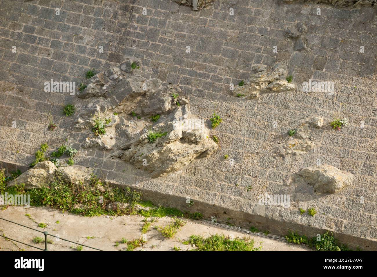 Basis und Boden des Minčeta-Turms, mit darunter liegendem Felsen und Stein durch das Blockwerk der Festung, die Teil der berühmten und alten Verteidigungsmauern von Dubrovnik ist. Kroatien. (138) Stockfoto