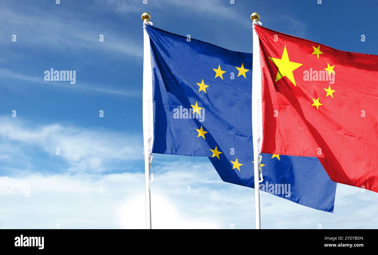 China- und EU-Flagge am bewölkten Himmel. Im Himmel winken Stockfoto