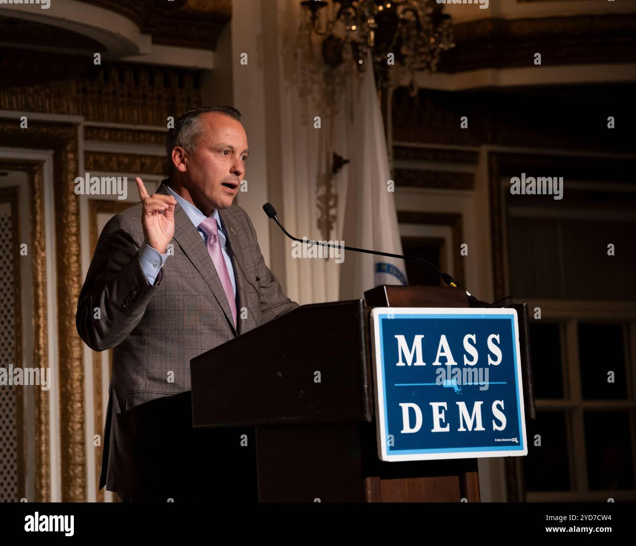 Boston, Massachusetts, USA 13. Juni 2024 Aaron Michlewitz (D-MA) Mitglied des Repräsentantenhauses von Massachusetts 3rd Suffolk District in Boston, während er am 13. Juni 2024 bei Mass Dems am 25. Jährlichen Abendessen im Copley Plaza Hotel in Boston sprach. Michlewitz ist Vorsitzender des If the House Ways and Means Committee und wird wahrscheinlich der nächste Sprecher des Hauses sein. (Rick Friedman) Stockfoto