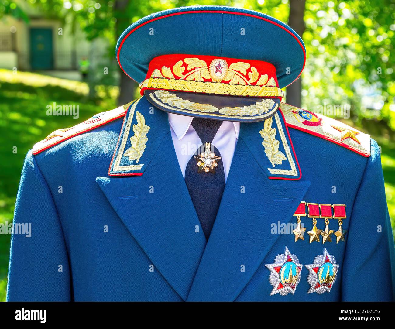 Die zeremonielle Militäruniform des Marschalls der Sowjetunion G. Schukow mit vier goldenen Sternen des Helden der Sowjetunion an Stockfoto