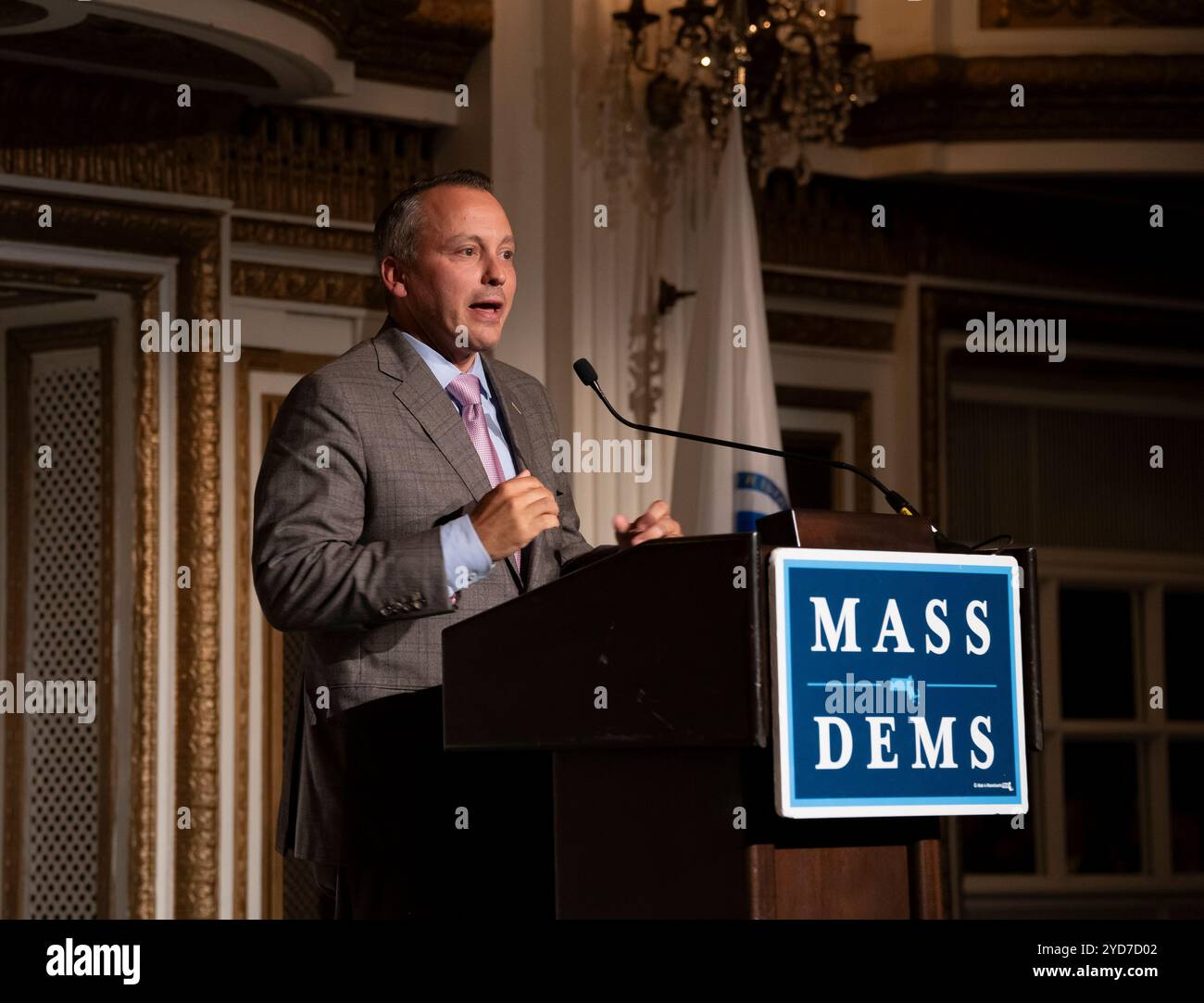 Boston, Massachusetts, USA 13. Juni 2024 Aaron Michlewitz (D-MA) Mitglied des Repräsentantenhauses von Massachusetts 3rd Suffolk District in Boston, während er am 13. Juni 2024 bei Mass Dems am 25. Jährlichen Abendessen im Copley Plaza Hotel in Boston sprach. Michlewitz ist Vorsitzender des If the House Ways and Means Committee und wird wahrscheinlich der nächste Sprecher des Hauses sein. (Rick Friedman) Stockfoto