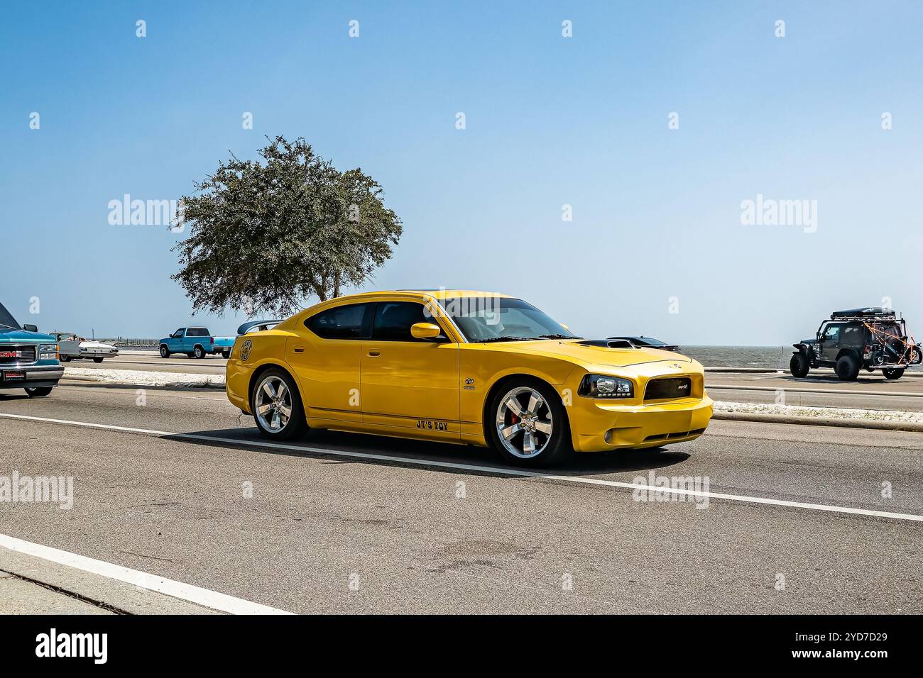 Gulfport, MS - 04. Oktober 2023: Weitwinkelansicht eines maßgeschneiderten 2007 Dodge Charger SRT8 Super Bee Coupés auf einer lokalen Autoshow. Stockfoto