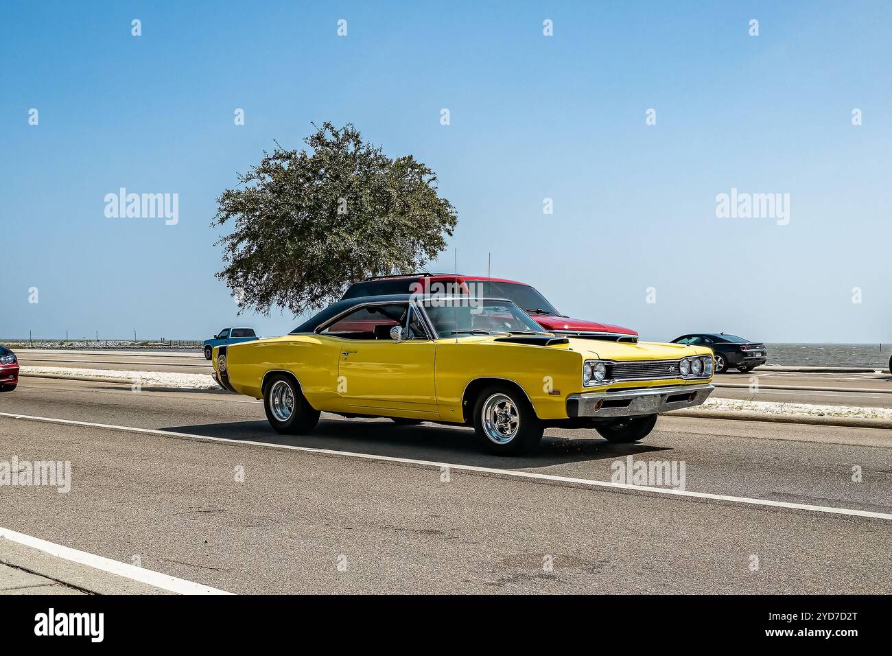 Gulfport, MS - 04. Oktober 2023: Weitwinkelansicht eines 1969 Dodge Coronet Super Bee Coupés auf einer lokalen Autoshow. Stockfoto