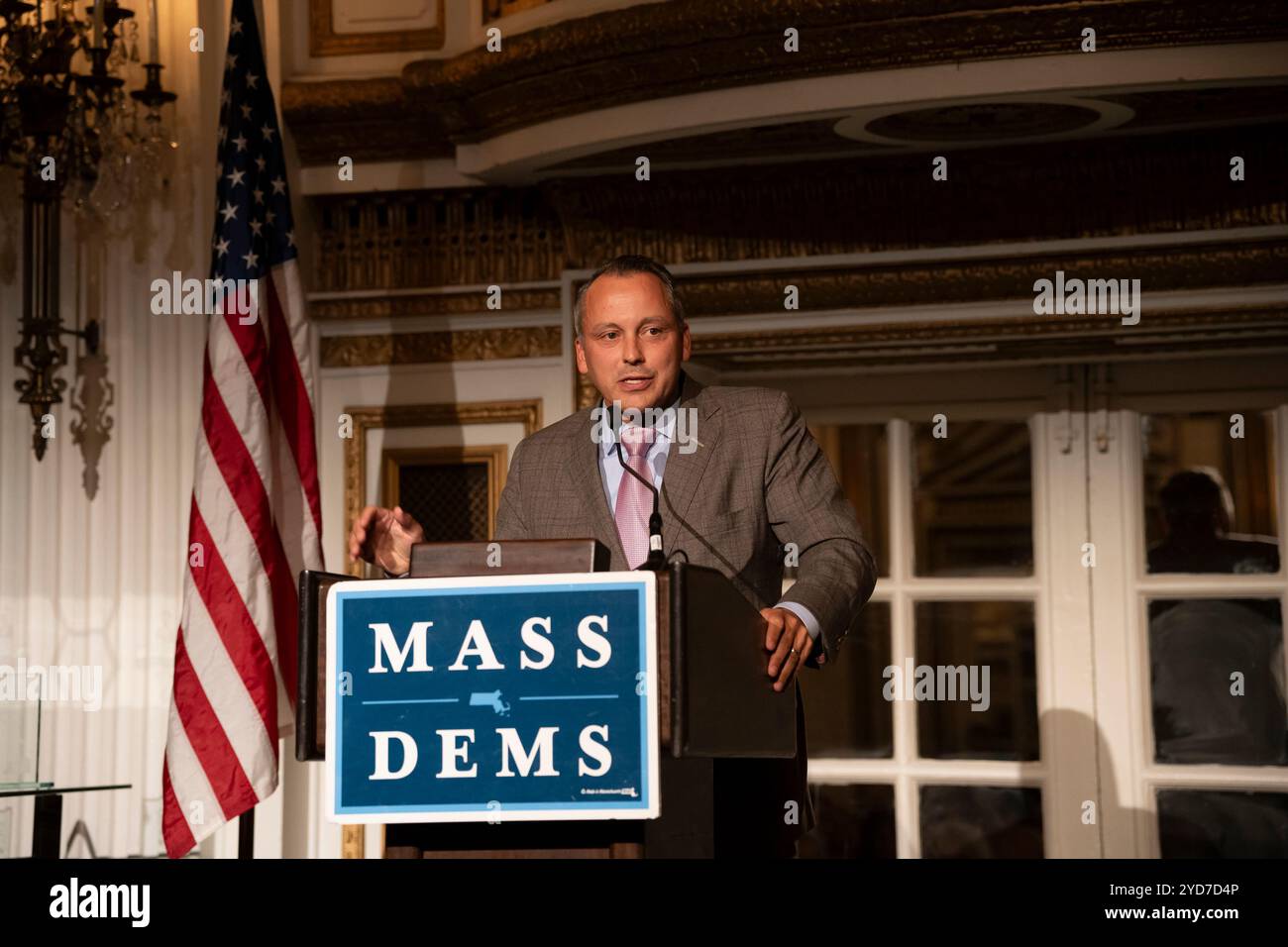 Boston, Massachusetts, USA 13. Juni 2024 Aaron Michlewitz (D-MA) Mitglied des Repräsentantenhauses von Massachusetts 3rd Suffolk District in Boston, während er am 13. Juni 2024 bei Mass Dems am 25. Jährlichen Abendessen im Copley Plaza Hotel in Boston sprach. Michlewitz ist Vorsitzender des If the House Ways and Means Committee und wird wahrscheinlich der nächste Sprecher des Hauses sein. (Rick Friedman) Stockfoto