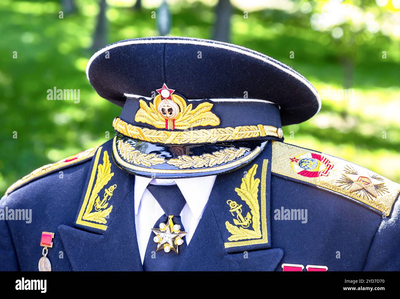 Klassische zeremonielle Marineuniform des Admirals der Flotte der Sowjetunion S. Gorschkow mit verschiedenen Auszeichnungen, Orden und Medaillen Stockfoto