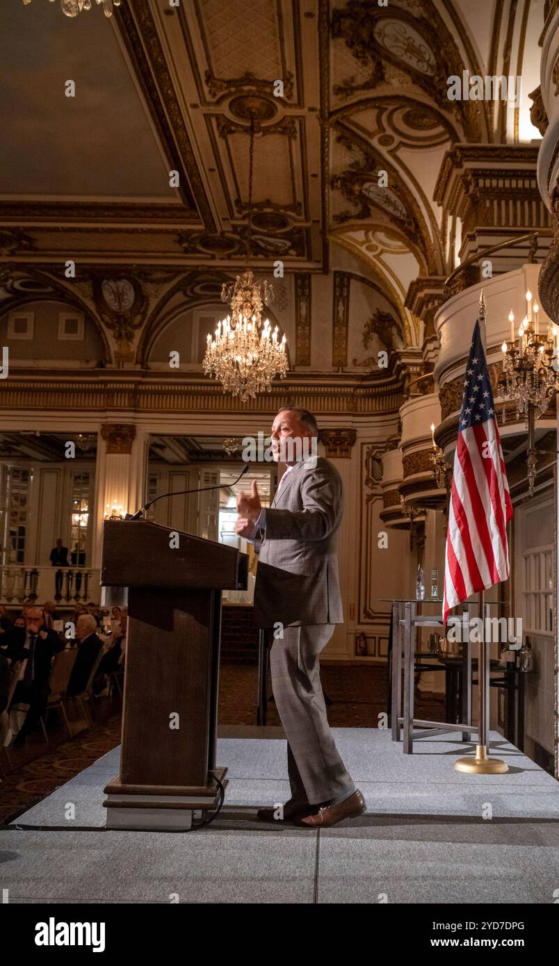 Boston, Massachusetts, USA 13. Juni 2024 Aaron Michlewitz (D-MA) Mitglied des Repräsentantenhauses von Massachusetts 3rd Suffolk District in Boston, während er am 13. Juni 2024 bei Mass Dems am 25. Jährlichen Abendessen im Copley Plaza Hotel in Boston sprach. Michlewitz ist Vorsitzender des If the House Ways and Means Committee und wird wahrscheinlich der nächste Sprecher des Hauses sein. (Rick Friedman) Stockfoto
