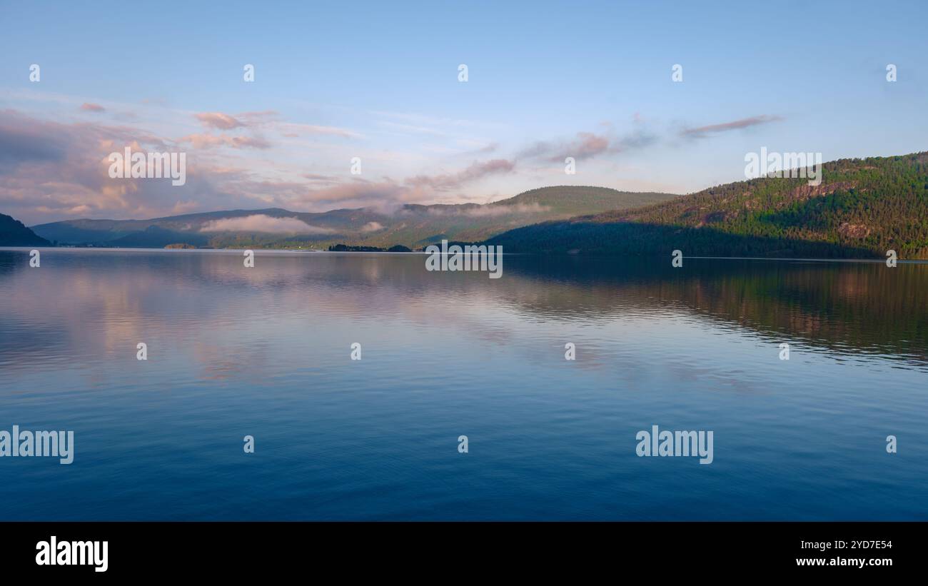 Byglandsfjord See in Norwegen bei Sonnenaufgang Stockfoto