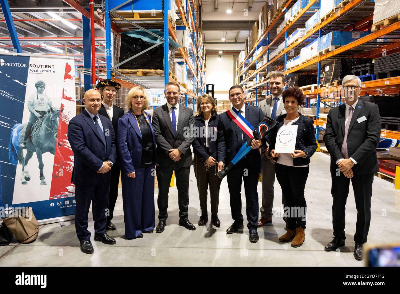 Gruppenfoto mit Anne Coste de Champeron, Generalsekretärin für Regionalangelegenheiten, Präfektur der Region Bourgogne Franche-Comté, Marc Ferracci, Industrieminister, Alain Becquet, Regionalrat, Bürgermeister von Seurre, 1. Vizepräsidentin der Communauté de Communes Rives de Saône, und Edouard Archsthambeaud, Geschäftsführer Proteor Holding - Group CEO beim Besuch des Proteor-Standorts, spezialisiert auf die Herstellung von 3D-Prothesen und Orthesen und Orthesen und Orthopäden. Während des Besuchs stellte der für Industrie zuständige Minister Marc Ferracci die Plakette "Frankreich 2030" mit dem Titel SY vor Stockfoto