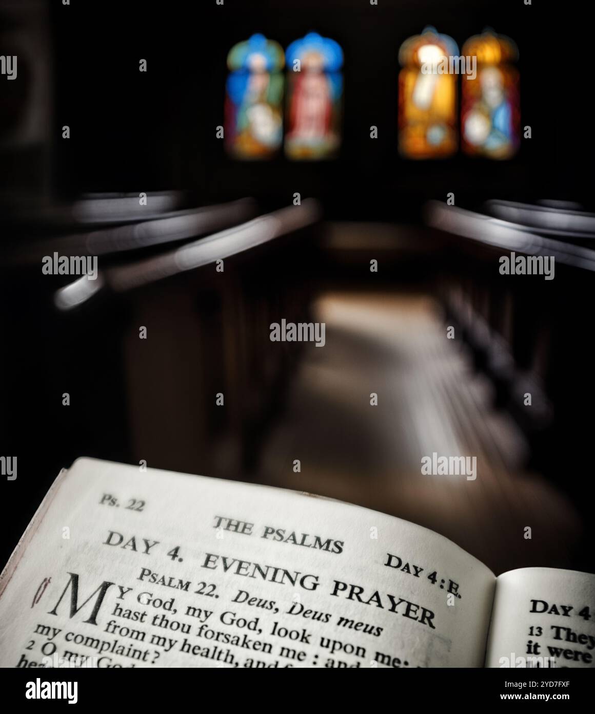 Abendgebetbuch In Der Kirche Stockfoto