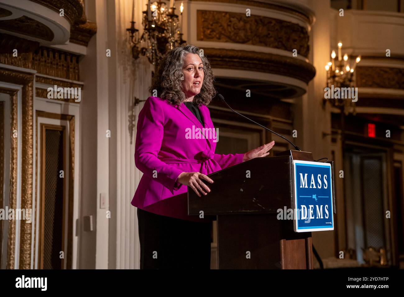 Rebecca Hart Holder, Executive Director von Reproduktive Equity Now, einer Organisation, die sich dafür einsetzt, allen Menschen, die am 13. Juni 2024 beim 25. Jährlichen Dinner im Copley Plaza Hotel in Boston sprechen, einen gerechten Zugang zum gesamten Spektrum der reproduktiven Gesundheitsversorgung zu ermöglichen. (Rick Friedman) Stockfoto