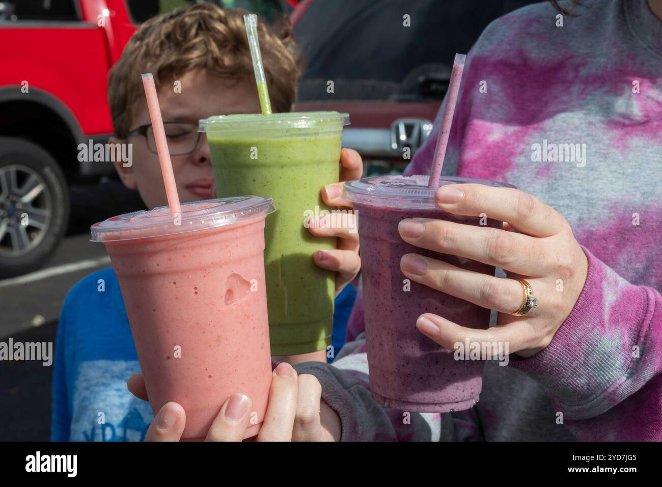 Wheat Ridge, Colorado – Kunden stellen die Smoothies aus, die sie bei der Twisted Smoothie Company gekauft haben. Stockfoto