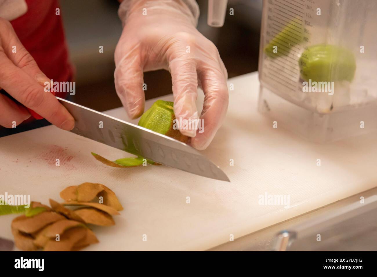 Wheat Ridge, Colorado – Joshua Hudson schält Kiwis für einen Smoothie in seiner Twisted Smoothie Company. Stockfoto