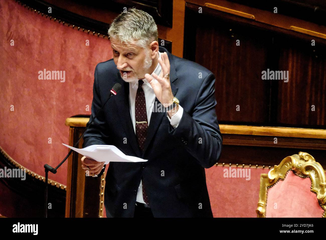 IL Ministro della cultura Alessandro Giuli risponde alle interrogazioni a risposta immediately durante lo svolgimento del Fragestunde in Senato a Roma, Giovedì, 10 Ottobre 2024 (Foto Mauro Scrobogna / LaPresse) Kulturminister Alessandro Giuli beantwortet Sofortbeantwortungsfragen während der Fragestunde im Senat in Rom, Donnerstag, 10. Oktober 2024 (Foto: Mauro Scrobogna / LaPresse) Stockfoto