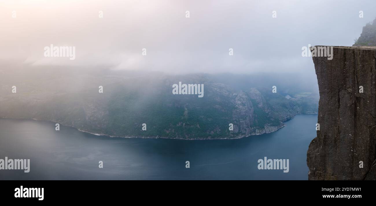 Eine malerische Aussicht vom Rand von Preikestolen Stockfoto