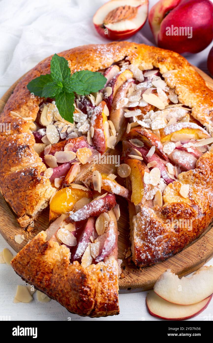 Rustikaler offener Kuchen mit Pfirsich oder Nektarine (französische Galette). Stockfoto