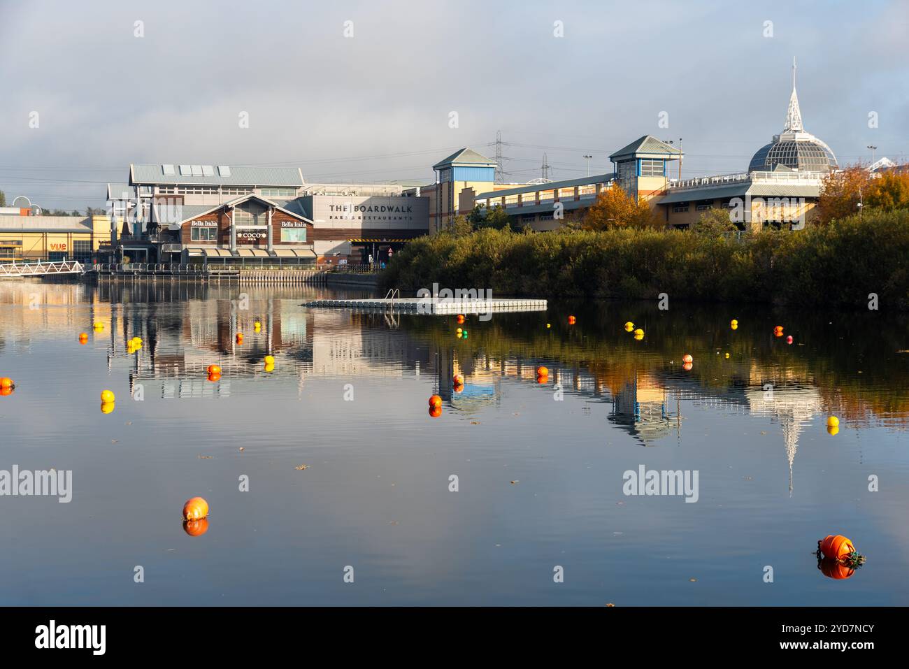 Alexandra Lake neben dem Intu Lakeside Shopping Centre, Thurrock, Essex, Großbritannien. Wassersport, Freizeiteinrichtung. Standort eines ehemaligen Kreidebruchs Stockfoto