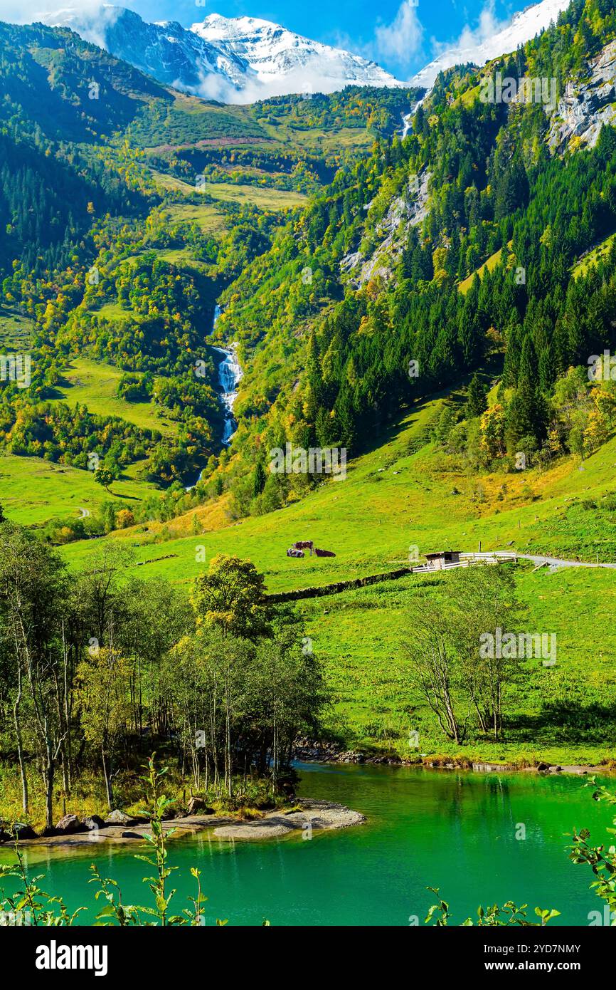 Der Fluss reflektiert die grünen Hänge Stockfoto