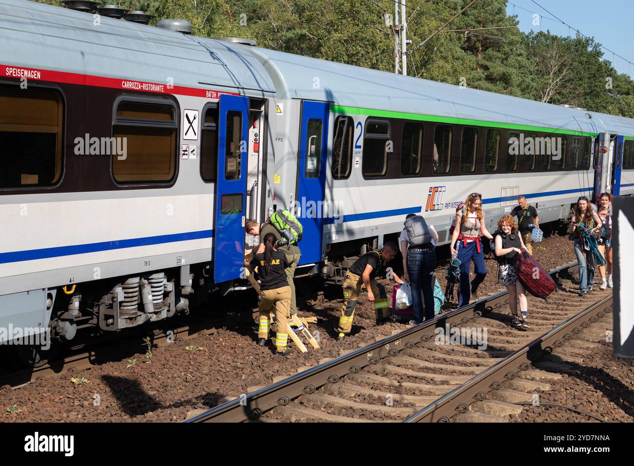 Torzym, Polen – 16. August 2024: Evakuierung von Fahrgästen aus einem ...