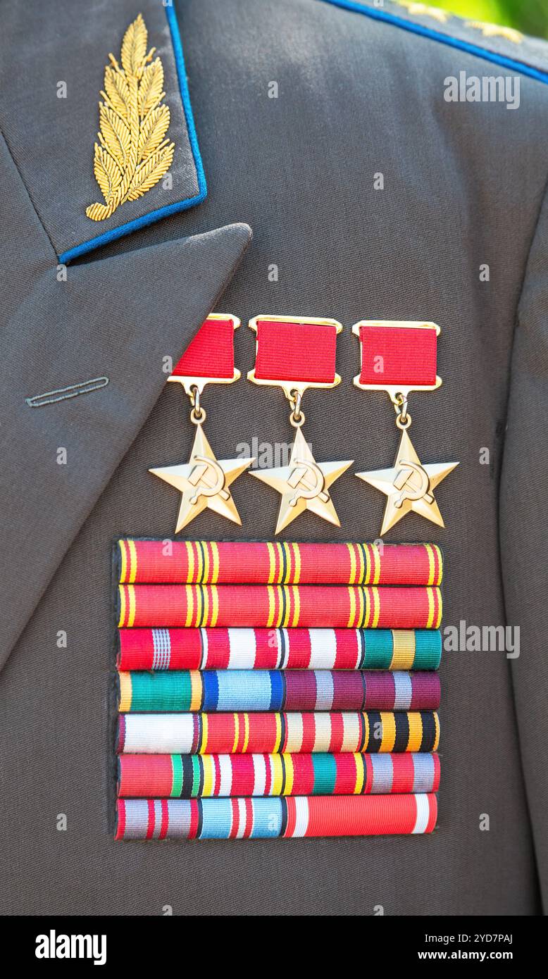 Militäruniform des Generals der Sowjetunion mit goldenen Sternen des Helden der Sowjetunion und anderen Orden und Medaillen Stockfoto