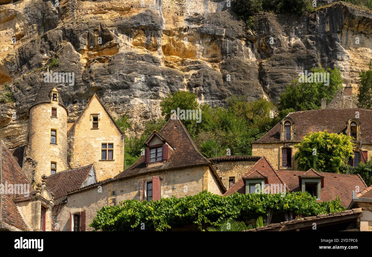 Die Touristenattraktion La Roque-Gageac, am Fluss Dordogne, eingebettet in die Klippe, ist eines der schönsten Dörfer Frankreichs. Stockfoto