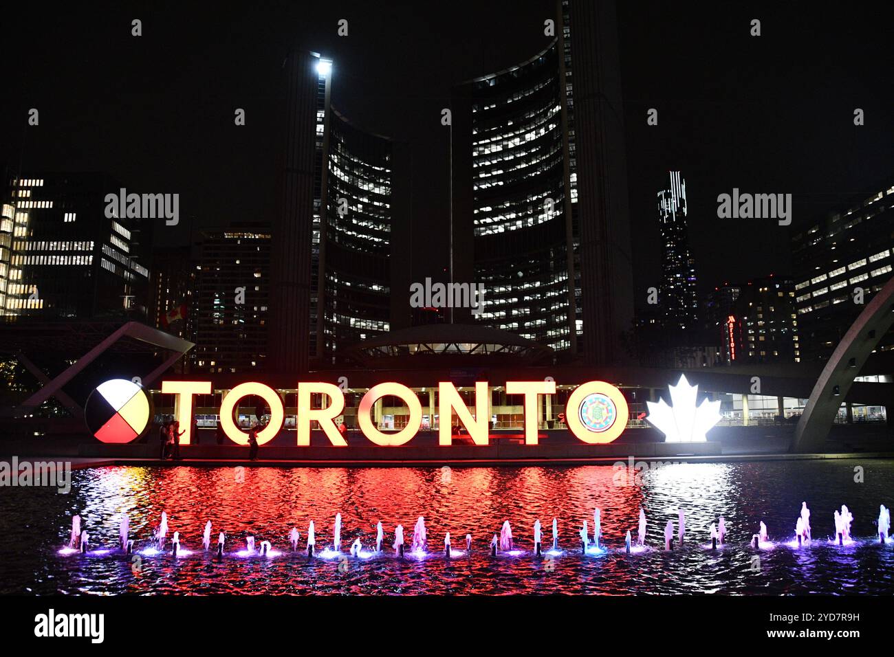 3D-Schild Toronto am Nathan Phillips Square in Toronto, Ontario, Kanada Stockfoto 3D-Schild Toronto am Nathan Phillips Square in Toronto, Ontario, Kanada Stockfoto