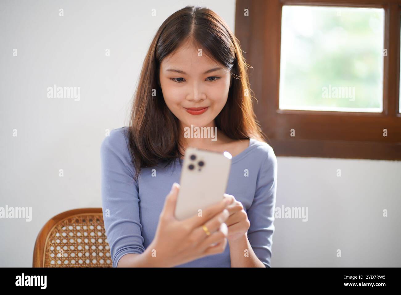 Schöne asiatische Frau, die auf dem Smartphone spricht, unterhalten sich online virtueller Chat Videoanruf mit Freunden. Lifestyle Girl Vlog Stockfoto