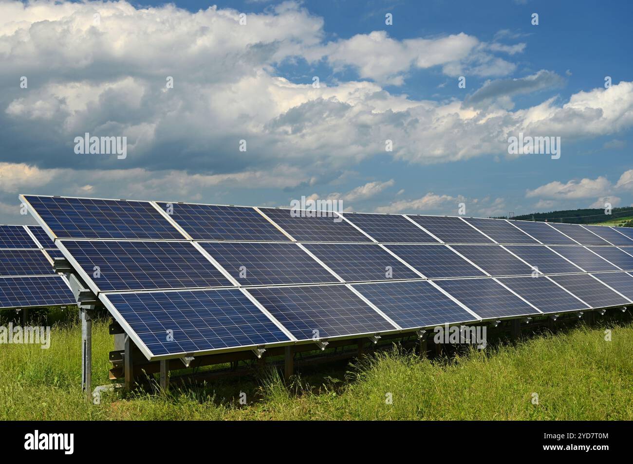 Solarkraftwerk - Konzept für die Strom- und ökologische Industrie. Hohe Energiepreise. Wunderschöne Landschaft und sonniger Tag mit Stockfoto