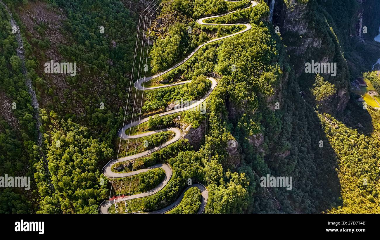 Lysebotn, Lysefjord, Norwegen, ein Blick auf eine gewundene Straße durch die Berge Norwegens. Die Straße ist umgeben von üppigem Grün Stockfoto