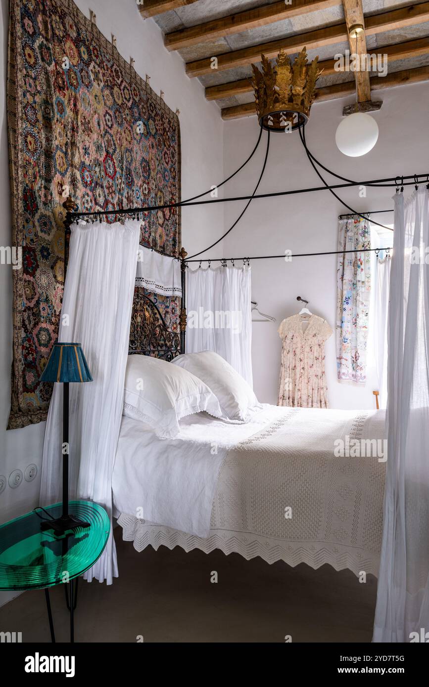 Gesticktes Patchwork mit Himmelbett in historischem Haus auf der Insel Tinos in Griechenland Stockfoto