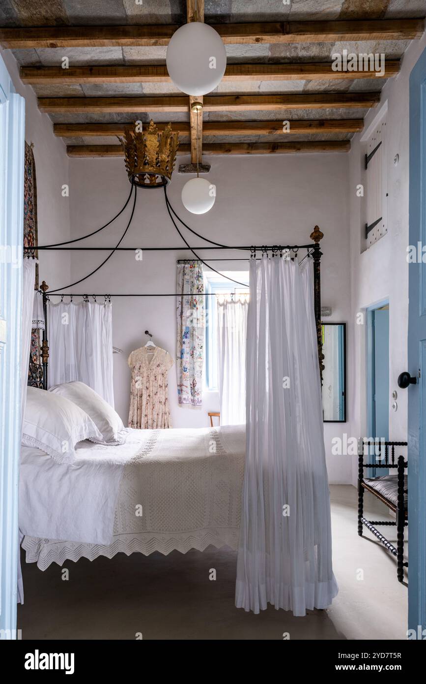 Balkendecke mit romantischem Himmelbett in historischem Haus auf der Insel Tinos in Griechenland Stockfoto