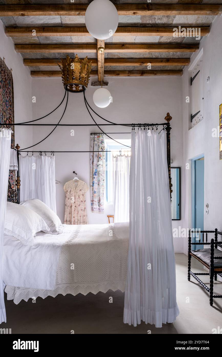 Balkendecke mit romantischem Himmelbett in historischem Haus auf der Insel Tinos in Griechenland Stockfoto