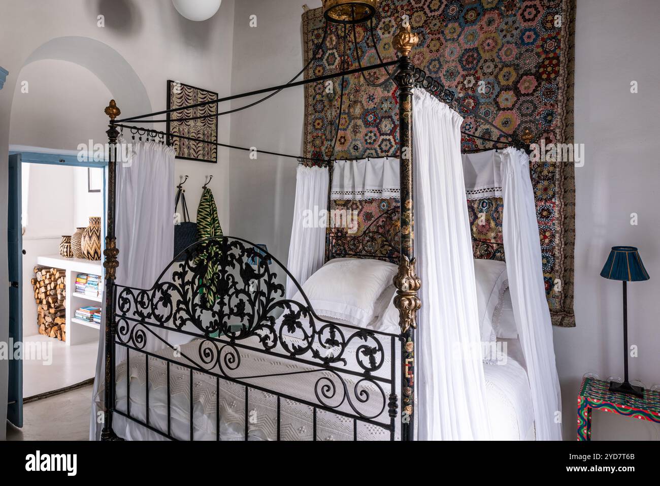 Gesticktes Patchwork mit Himmelbett in historischem Haus auf der Insel Tinos in Griechenland Stockfoto