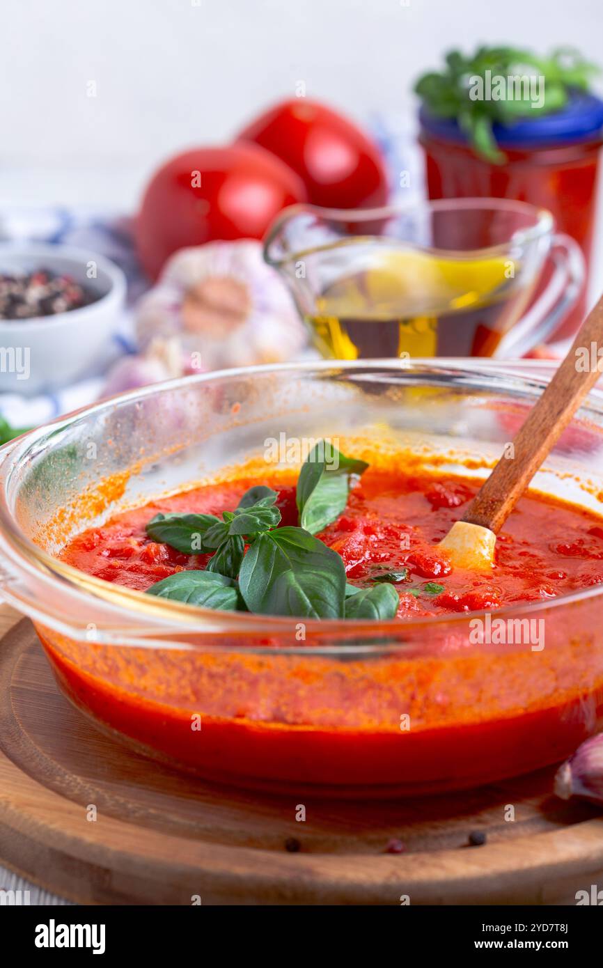 Hausgemachte Tomatensauce (neapolitanisch) mit Knoblauch und Basilikum in Nahaufnahme. Stockfoto