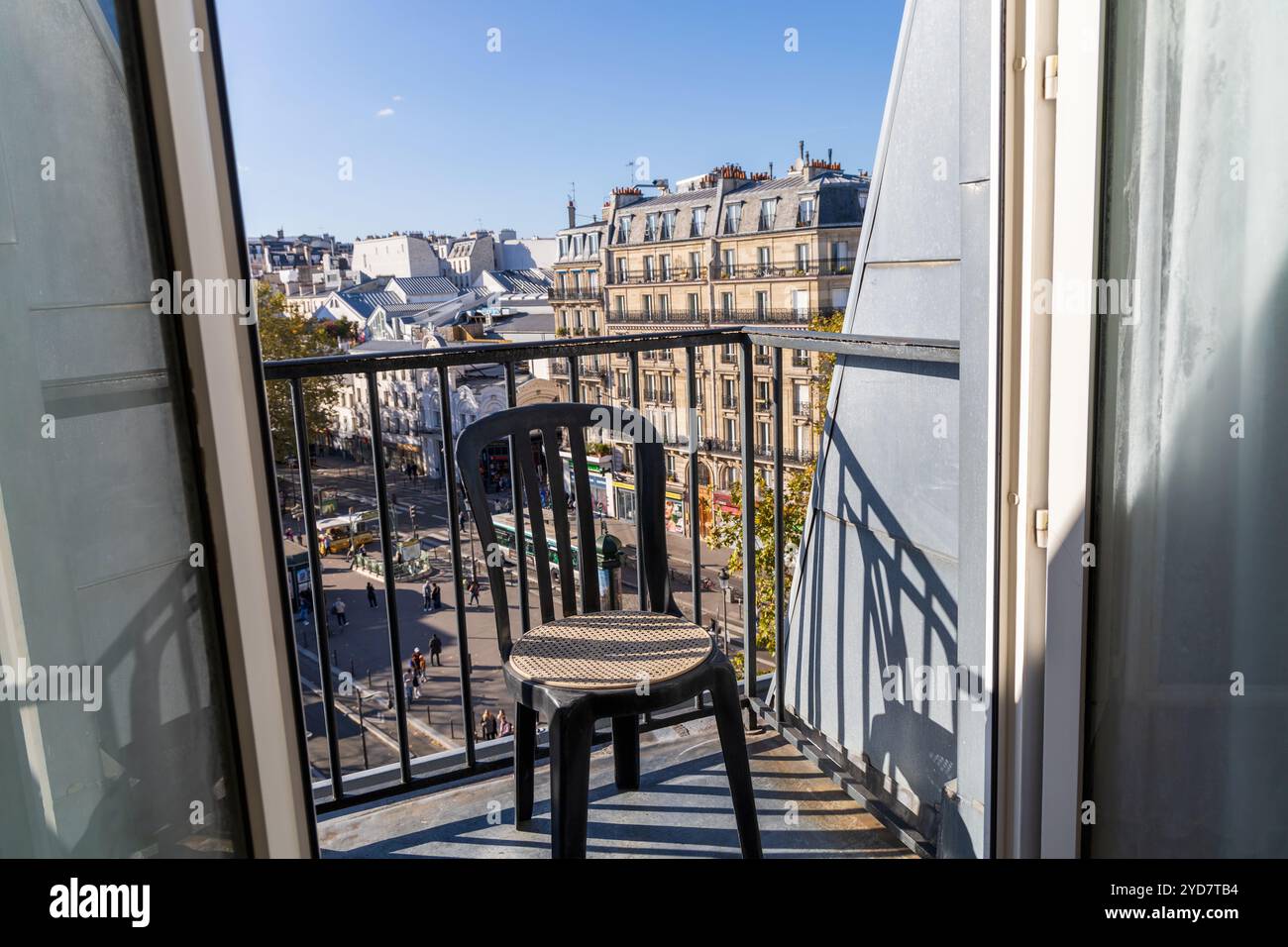 Blick vom Balkon auf die Straßen von Montmartre in Paris, Frankreich. Hochwertige Fotos Stockfoto