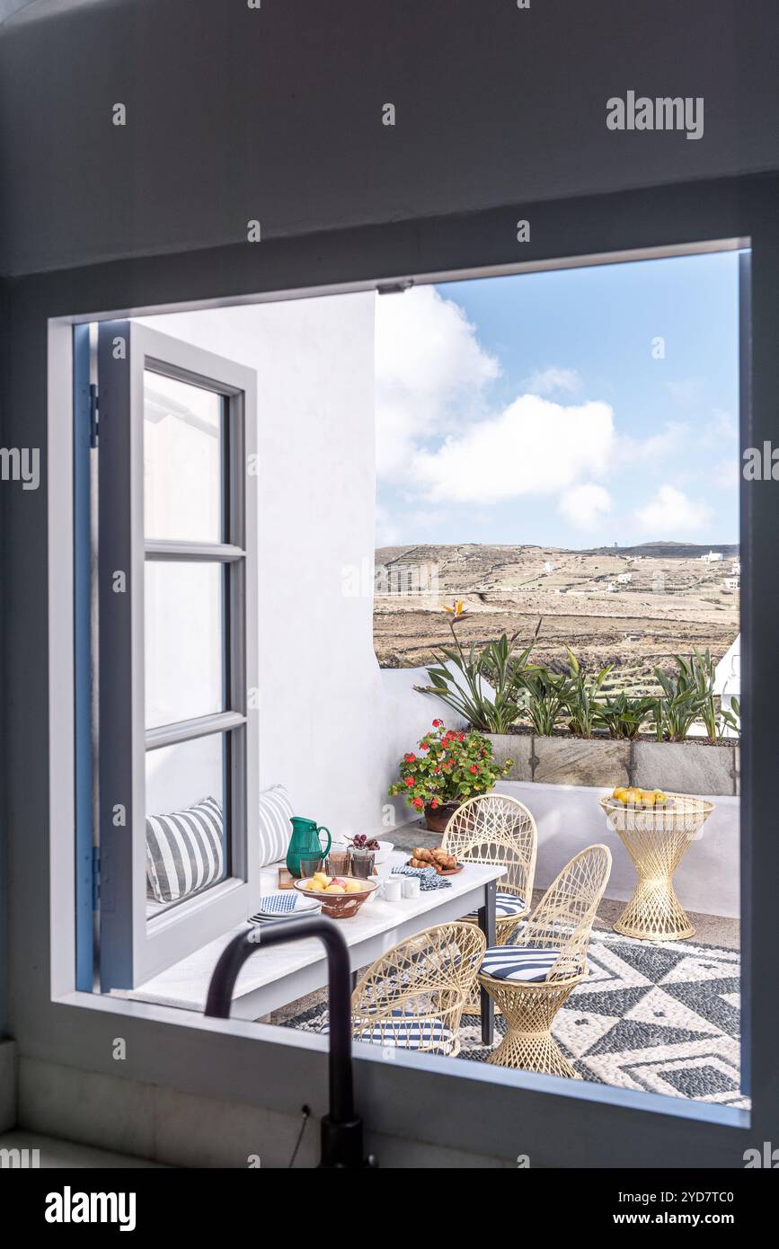 Blick durch das Fenster auf die Terrasse des historischen Hauses auf der Insel Tinos in Griechenland Stockfoto