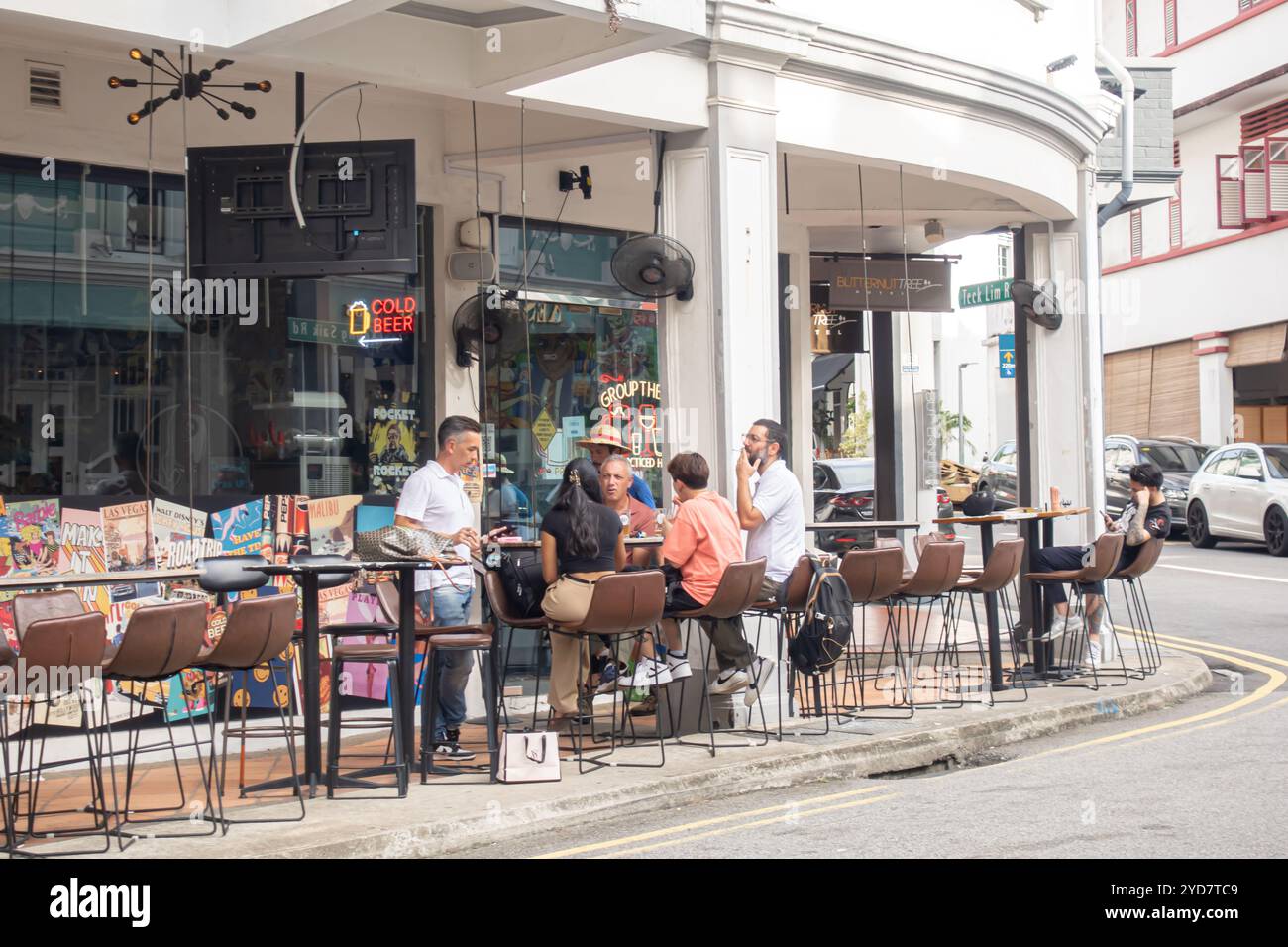 Touristen in der Bar im Butternut Tree Hotel, Teck Lim Rd, Singapur Chinatown Stockfoto