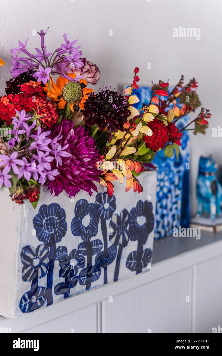 Bunte Schnittblumen in Vase auf dem Regal auf der Insel Tinos in Griechenland Stockfoto